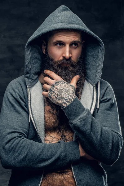 Спортивний бородатий чоловік у сірому светрі — стокове фото