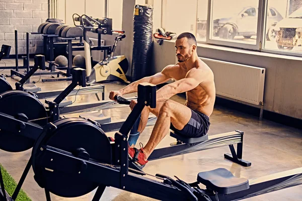 Athletic shirtless man doing workouts — Stock Photo, Image