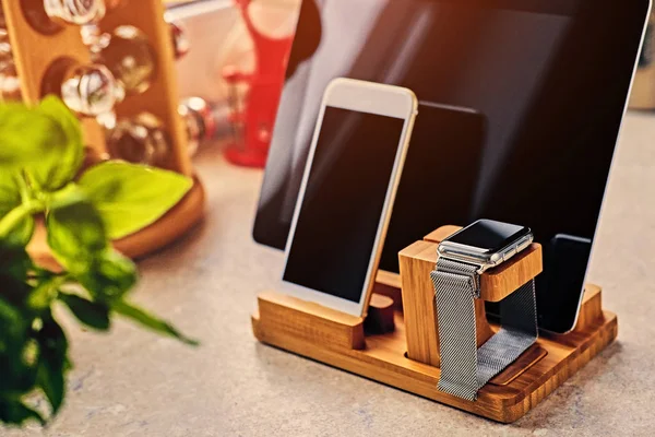 Soporte de madera de bambú con reloj inteligente, tablet PC y teléfono inteligente . — Foto de Stock