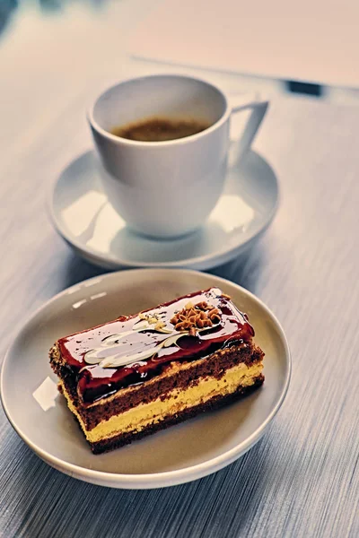 Delicioso bolo de sobremesa e xícara de café — Fotografia de Stock