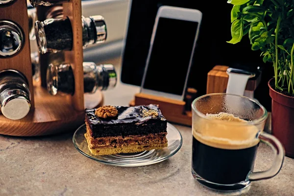 Delicioso pastel dulce, taza de café — Foto de Stock