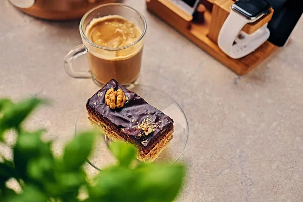 Doce, delicioso bolo e xícara de café — Fotografia de Stock