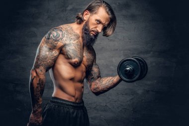 Gömleksiz adam bir pazı egzersiz yapıyor