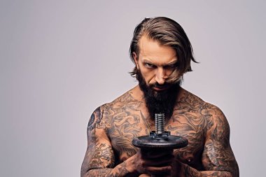 Sakallı erkek dumbbell tutar