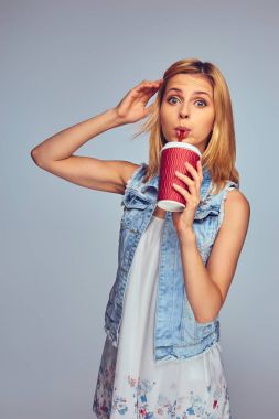 Dişi kırmızı kağıt bardak tutar