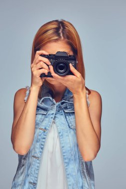 Erkek dijital fotoğraf makinesi tutar