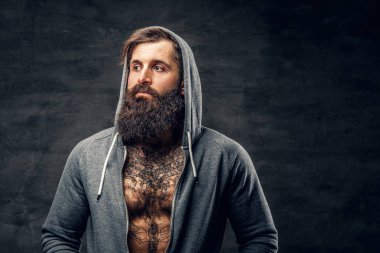Acımasız adam gri bir hoodie giyinmiş