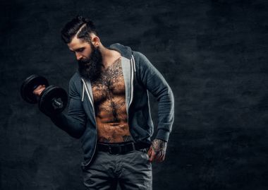 Bir gri kapşonlu spor sakallı erkek.