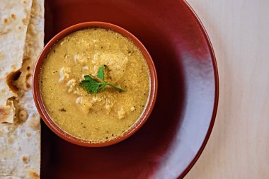 Bir fincan Asya baharatlı çorba.