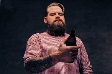 Şişman hipster bira şişesi tutan