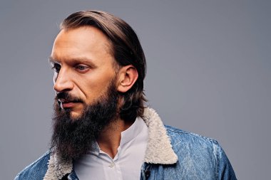 Sakallı adam bir kot ceket giymiş