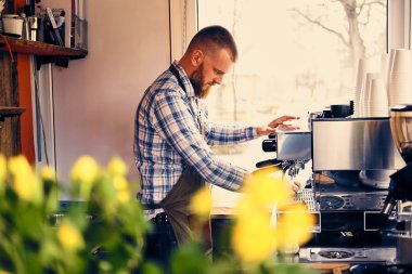 Adam kapuçino hazırlanıyor