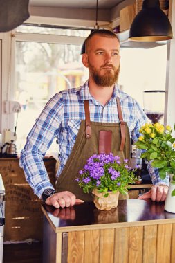 Küçük bir kafede sakallı adam