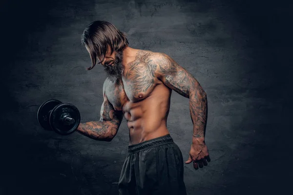 Shirtless man doing a biceps workout — Stock Photo, Image