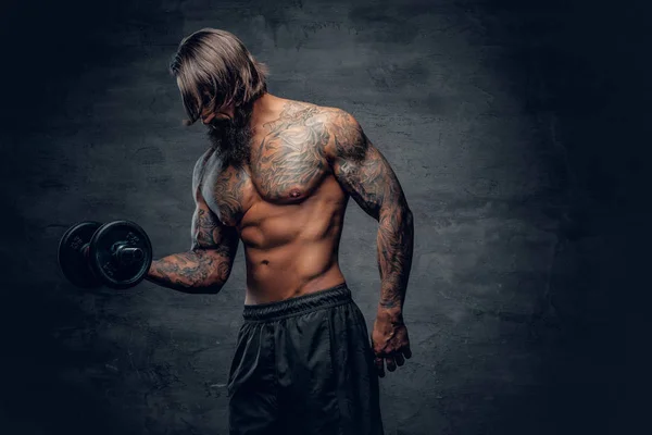 Homem sem camisa fazendo um treino de bíceps — Fotografia de Stock