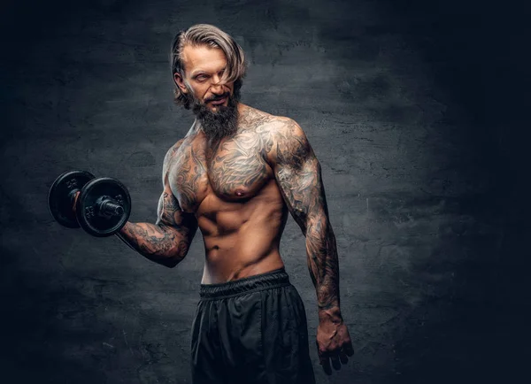 Homme torse nu faisant une séance d'entraînement biceps — Photo