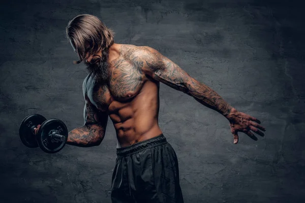 Shirtless man doing a biceps workout — Stock Photo, Image