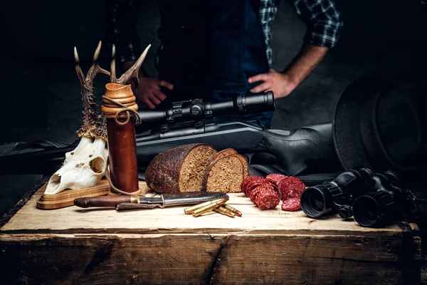 レトロな狩猟ライフルや双眼鏡の弾薬 — ストック写真