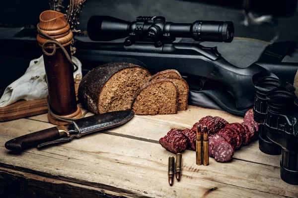 Ретро охотничьи боеприпасы на деревянном столе — стоковое фото