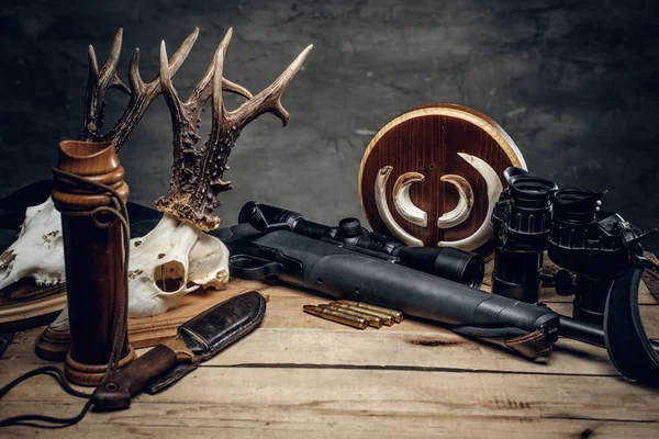 Retro hunting ammunition of rifle and binoculars — Stock Photo, Image