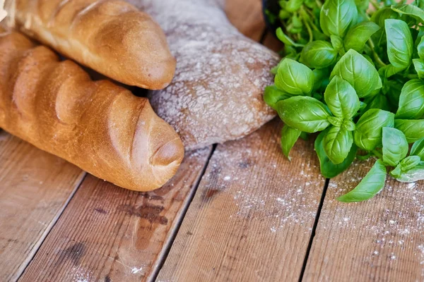 Heerlijke wit brood en groene basilicum — Stockfoto