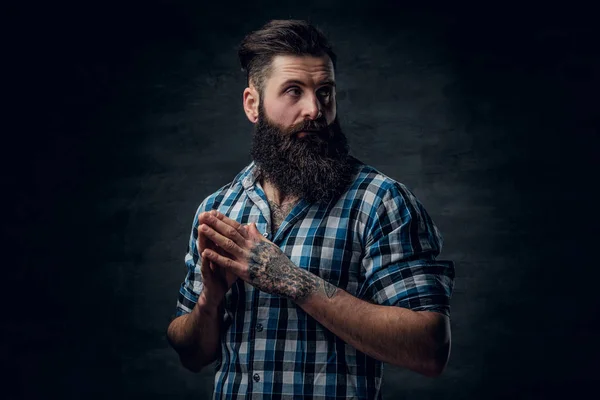 Mavi yün gömlekli sakallı erkek — Stok fotoğraf