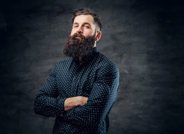 Koyu mavi gömlekli sakallı erkek — Stok fotoğraf