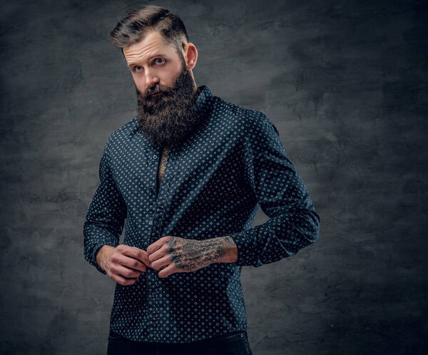 Бородатый мужчина в тёмно-синей рубашке
