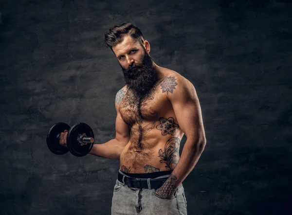 Gömleksiz sakallı erkek egzersiz yapıyor — Stok fotoğraf