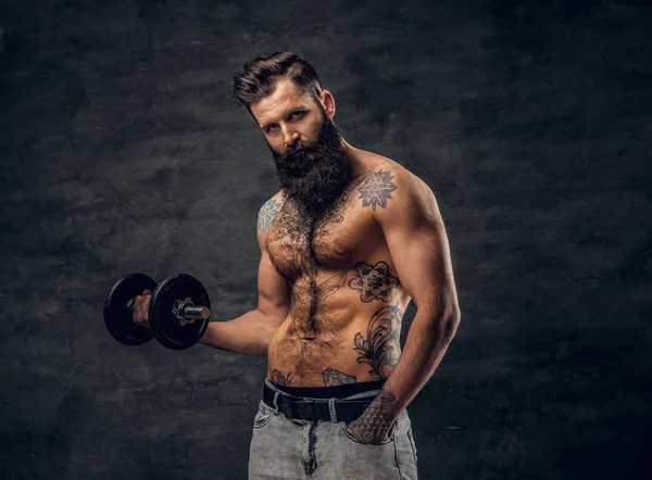 Homme barbu torse nu faisant de l'entraînement — Photo