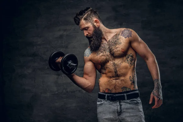 Gömleksiz sakallı erkek egzersiz yapıyor — Stok fotoğraf