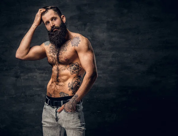Shirtless bebaarde man met de getatoeëerde torso — Stockfoto