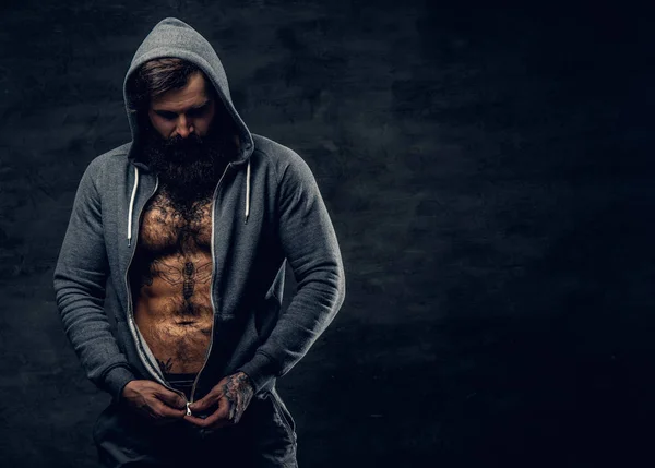 Homme barbu athlétique en sweat à capuche gris — Photo