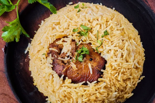 Brunt ris med örter — Stockfoto