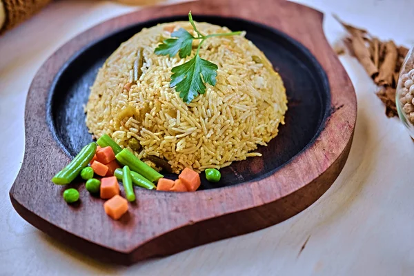 Brown rice with herbs — Stock Photo, Image