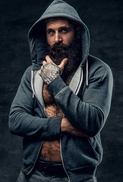 Uomo barbuto atletico con cappuccio grigio — Foto Stock
