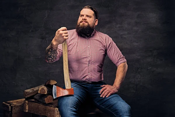 ひげを生やした木こりが斧を保持します。 — ストック写真