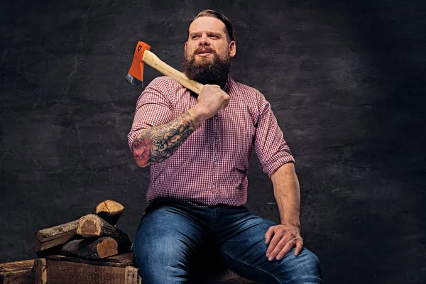 ひげを生やした木こりが斧を保持します。 — ストック写真