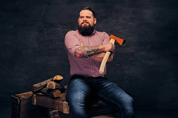 Bearded lumberjack holds the axe — Stock Photo, Image