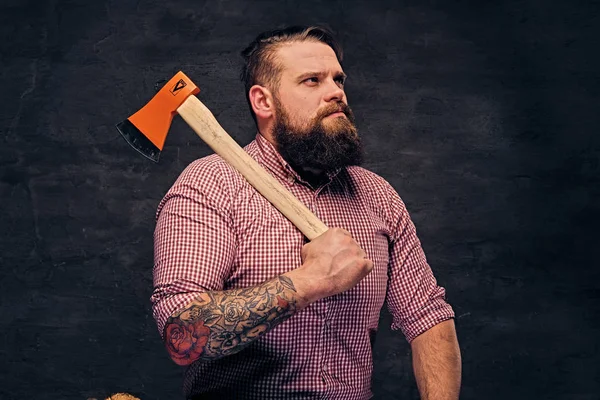 Bearded lumberjack holds the axe — Stock Photo, Image