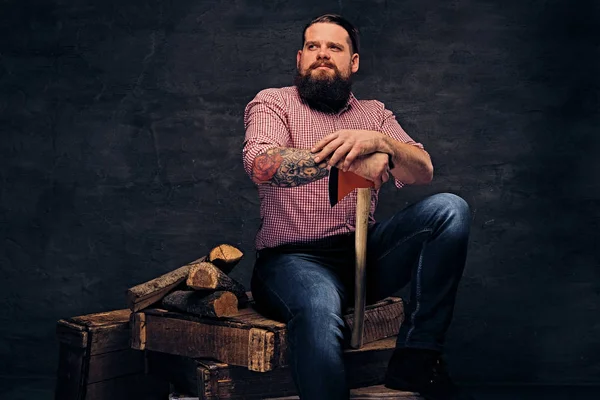 Bearded lumberjack holds the axe — Stock Photo, Image