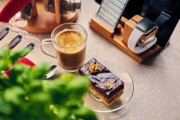 Zoete taart, kopje koffie — Stockfoto