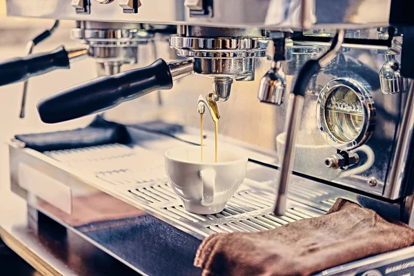 Professionelle Edelstahl-Kaffeemaschine. — Stockfoto
