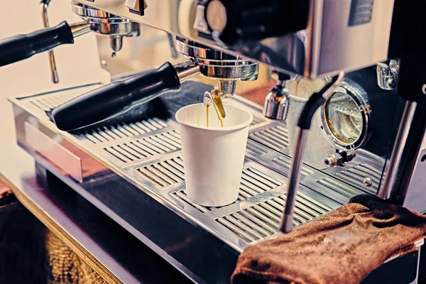 Professionelle Stahl-Kaffeemaschine — Stockfoto