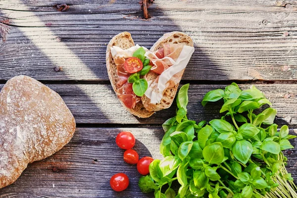 Pan integral saludable con jamón — Foto de Stock