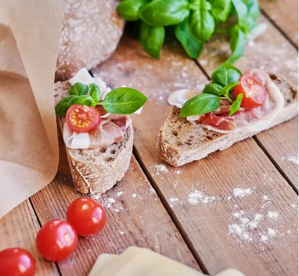 Pan integral saludable con jamón —  Fotos de Stock