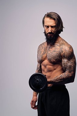 Sakallı erkek dumbbell tutar
