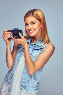 Erkek dijital fotoğraf makinesi tutar