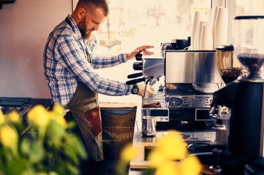 Adam kapuçino hazırlanıyor