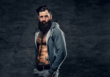 Bir gri kapşonlu spor sakallı adam